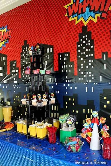 51. O fundo de prédios deixa o clima da mesa de super herois muito mais completo. 51. O fundo de prédios deixa o clima da mesa de super herois muito mais completo.