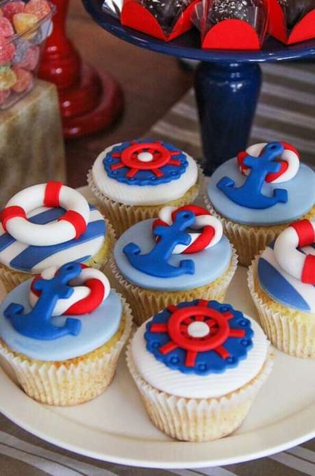 71. Docinhos decorados com âncoras e boias de pasta americana para decoração de festa infantil – Foto: Constance Zahn 71. Docinhos decorados com âncoras e boias de pasta americana para decoração de festa infantil – Foto: Constance Zahn