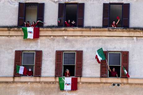 The Italians went out to the windows to sing 'Bella ciao' this Saturday (25)