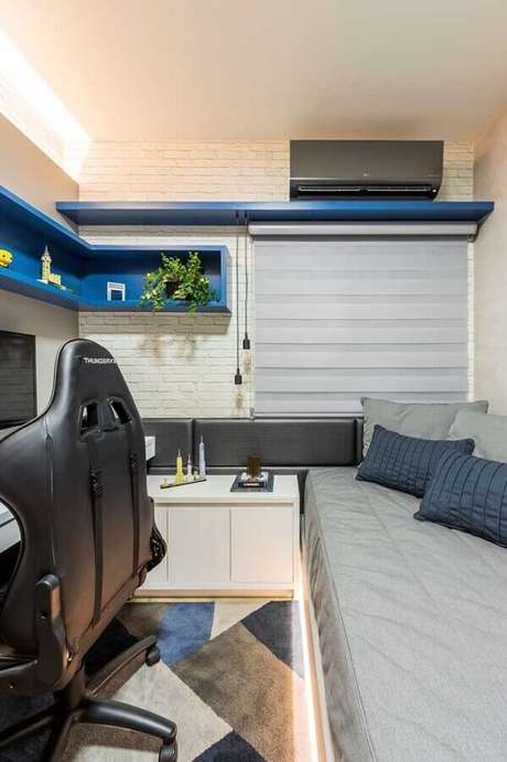 8. Invista em cores claras e móveis planejados para a decoração de quarto gamer pequeno – Foto: Pinterest 8. Invista em cores claras e móveis planejados para a decoração de quarto gamer pequeno – Foto: Pinterest