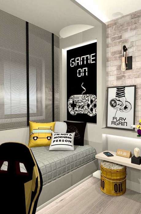 67. Quarto gamer planejado em tons de cinza com quadro grande e almofadas divertidas – Foto: Pinterest 67. Quarto gamer planejado em tons de cinza com quadro grande e almofadas divertidas – Foto: Pinterest