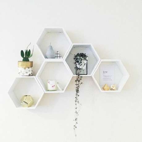 42. Nicho colmeia branco servem como aparador – Foto: Via Pinterest 42. Nicho colmeia branco servem como aparador – Foto: Via Pinterest