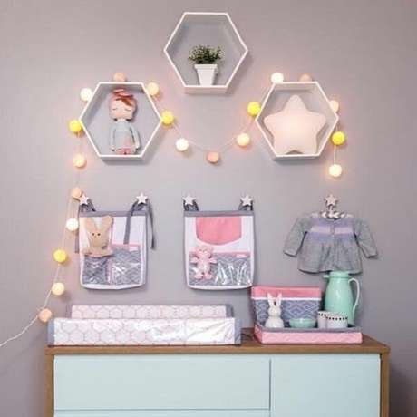 9. Unir itens decorativos e brinquedos no nicho colmeia é uma opção – Foto: Pinterest 9. Unir itens decorativos e brinquedos no nicho colmeia é uma opção – Foto: Pinterest