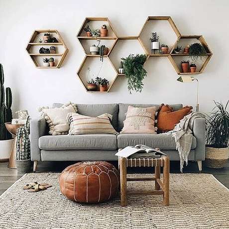25. Nicho colmeia com prateleiras são uma ótima forma de organizar sua sala – Foto: Dicas decor 25. Nicho colmeia com prateleiras são uma ótima forma de organizar sua sala – Foto: Dicas decor
