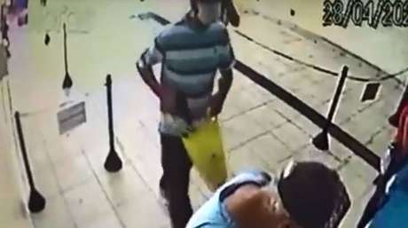 Criminosos usam máscara para assalto em Votorantim-SP.