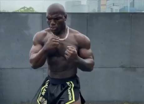 Aos 44 anos, camaronês Alain Ngalani impressiona pela forma física (Foto: Reprodução)