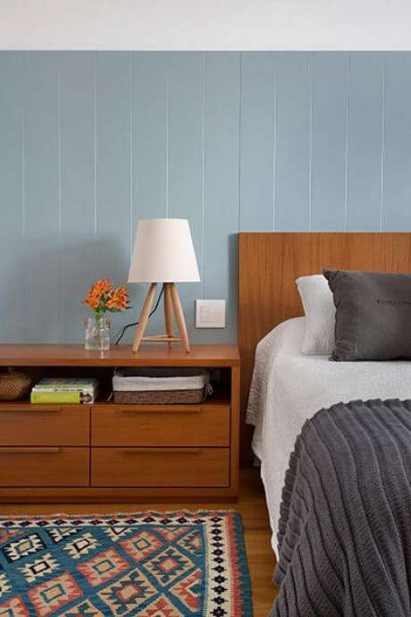 49. Cabeceira de madeira no quarto azul claro – Via: Pinterest