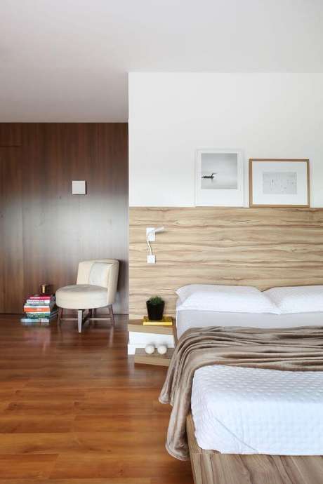 58. Cabeceira de madeira no quarto clean e moderno – Via: Antonio Armando de Araujo