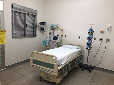 Com a UTI lotada, o Hospital das Clínicas de Botucatu, interior de São Paulo, prepara novos leitos para pacientes graves da covid-19