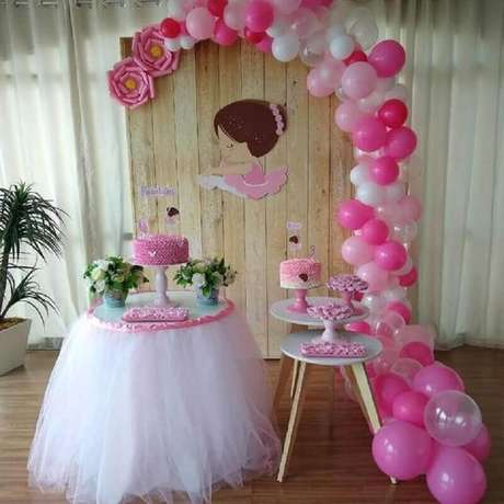 33. A festa bailarina é um tema de mesversário menina muito usado – Foto: Ideias em Casa 33. A festa bailarina é um tema de mesversário menina muito usado – Foto: Ideias em Casa