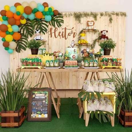 32. A festa safári garante lindas decorações como temas de mesversário – Foto: Pinterest 32. A festa safári garante lindas decorações como temas de mesversário – Foto: Pinterest