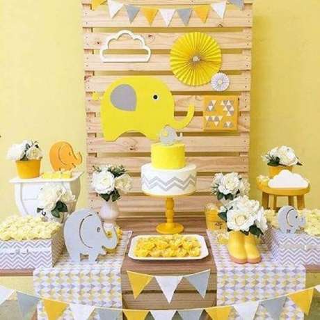 26. Decoração em amarelo e cinza como temas de mesversário elefantinho – Foto: Sou Mãe 26. Decoração em amarelo e cinza como temas de mesversário elefantinho – Foto: Sou Mãe