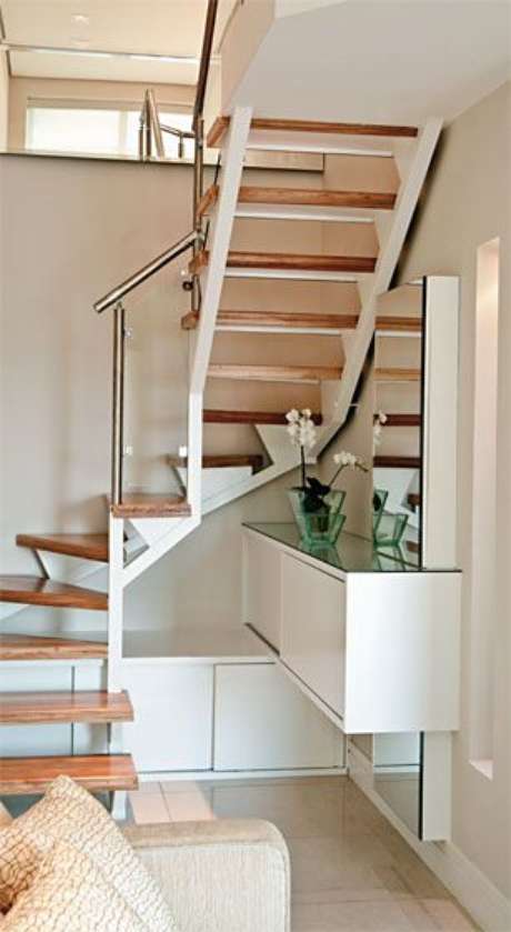 23. Escada vazada caracol simples – Via: Pinterest 23. Escada vazada caracol simples – Via: Pinterest