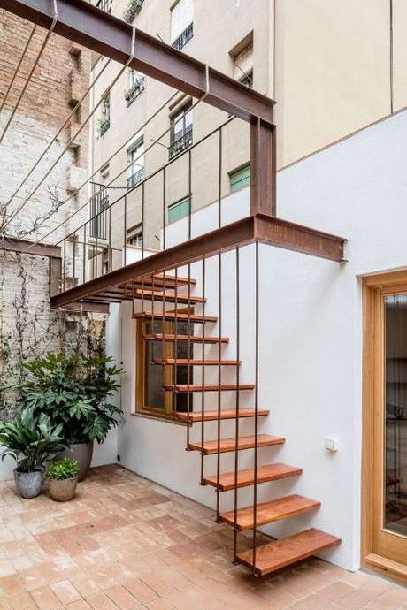 46. Escada vazada de madeira na área externa – Via: Domus 46. Escada vazada de madeira na área externa – Via: Domus