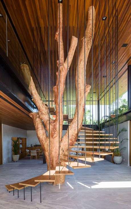 9. Escada ao redor da árvore na sala – Via: Casa Vogue 9. Escada ao redor da árvore na sala – Via: Casa Vogue