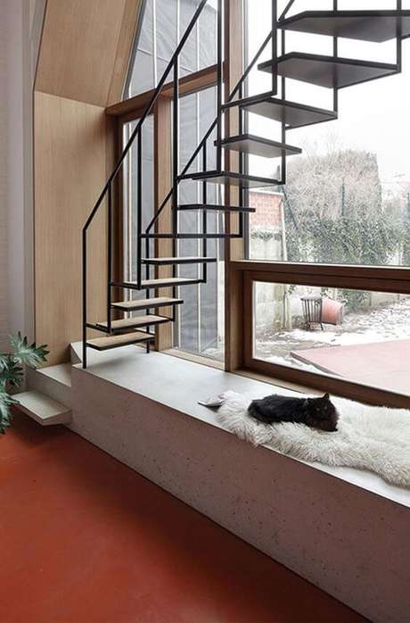 17. Escada vazada preta de ferro – Via: Casa Vogue 17. Escada vazada preta de ferro – Via: Casa Vogue