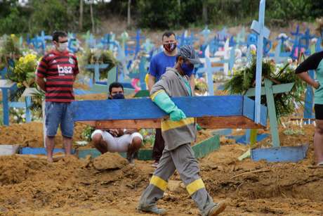 Movimentação no cemitério Parque de Manaus, na manhã desta quarta-feira (28), bairro Tarumã, zona oeste da cidade de Manaus.