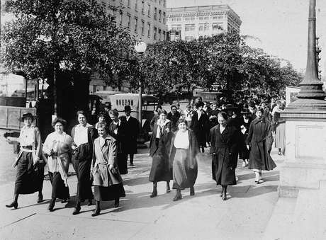 Mulheres do Departamento de Guerra faziam caminhadas de 15 minutos para respirar ar fresco todas as manhãs e noites