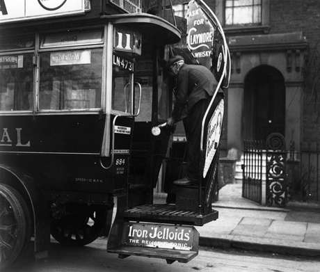 Um homem em ônibus da London General Omnibus Co, em março de 1920. (Foto de H.F. Davis / Agência de Notícias Topical / Hulton Archive / Getty Images)