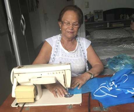 Costureiras produzem máscaras para comunidades carentes no Rio de Janeiro contra o coronavírus