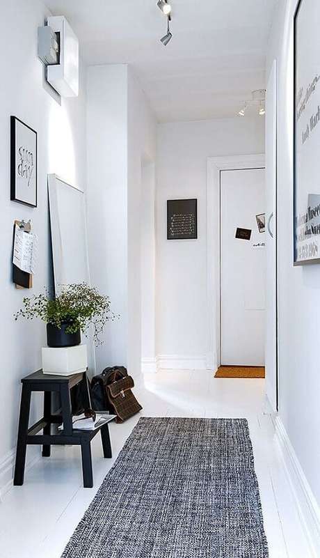 28. Decoração clean para corredor com tapete passadeira cinza – Foto: Archilovers 28. Decoração clean para corredor com tapete passadeira cinza – Foto: Archilovers