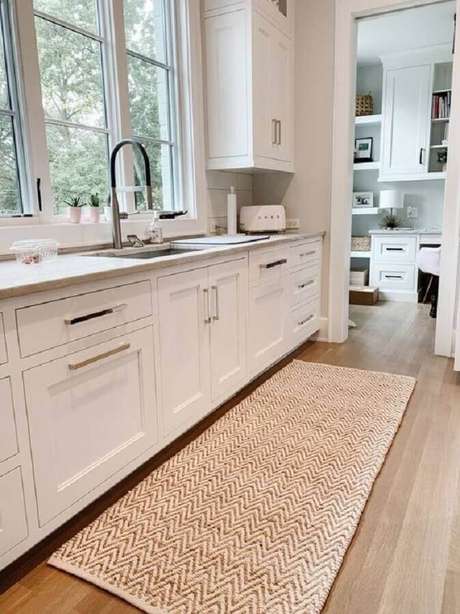 32. Invista em jogos de tapetes para decoração da cozinha – Foto: Lulu & Georgia