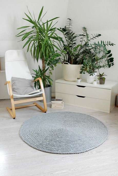 19. Decoração clean com tapete de crochê redondo cinza – Foto: Etsy