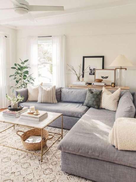 39. Decoração com tapete para sala branca e cinza – Foto: Pinterest