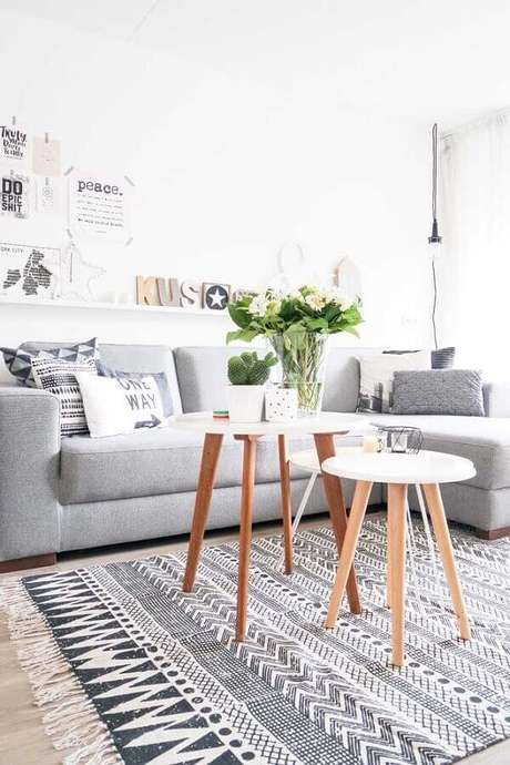 40. Decoração de sala cinza e branca com tapetes escandinavos – Foto: We Love It
