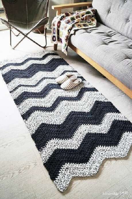 49. Decoração simples com modelo de tapete de crochê preto e branco – Foto: Pinterest 49. Decoração simples com modelo de tapete de crochê preto e branco – Foto: Pinterest