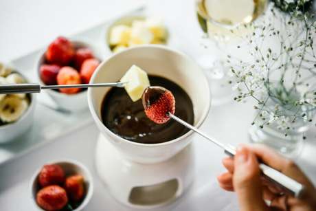Guia da Cozinha - 7 Receitas de fondue de chocolate para o fim de semana