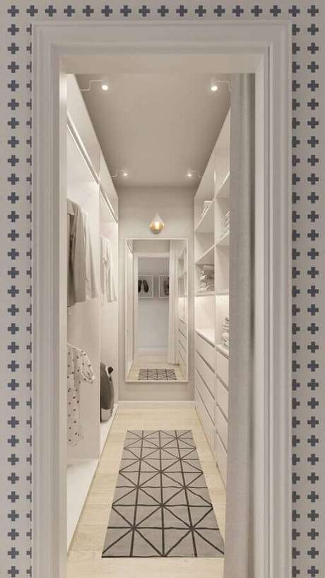 61. Para closet pequeno o tapete passadeira também é uma boa opção – Foto: Home Designing 61. Para closet pequeno o tapete passadeira também é uma boa opção – Foto: Home Designing
