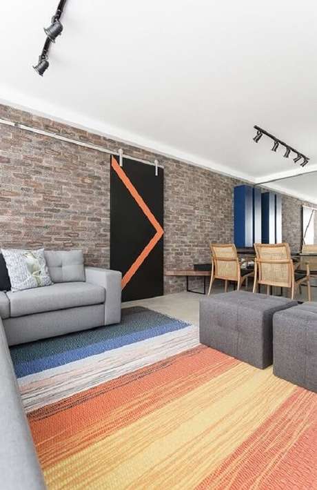 62. Tapetes coloridos são ótimas opções para salas com decoração neutra – Foto: Assetproject 62. Tapetes coloridos são ótimas opções para salas com decoração neutra – Foto: Assetproject