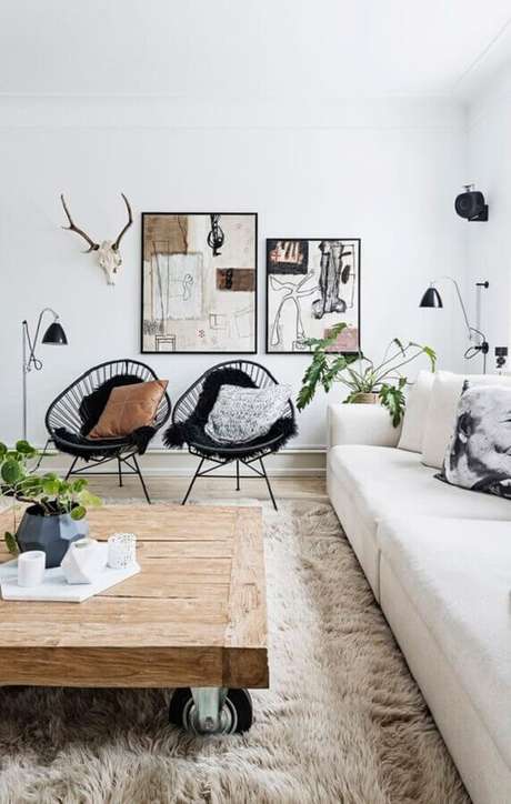 68. Decoração de sala com sofá branco, tapete felpudo e poltronas pretas modernas – Foto: Casa Vogue 68. Decoração de sala com sofá branco, tapete felpudo e poltronas pretas modernas – Foto: Casa Vogue