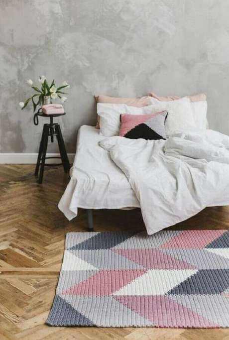 73. Quarto de casal simples decorado com tapete geométrico em tons pastéis – Foto: Revista Artesanato