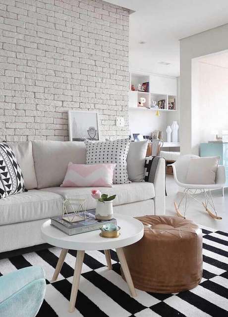 87. Tapete preto e branco listrado para decoração de sala de estar com parede de tijolinho – Foto: JERA Arquitetura e Engenharia