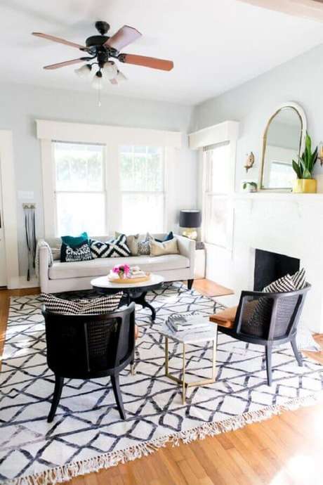 89. Decoração clean com tapetes para sala de estar decorada com sofá branco e poltronas pretas – Foto: iCasei
