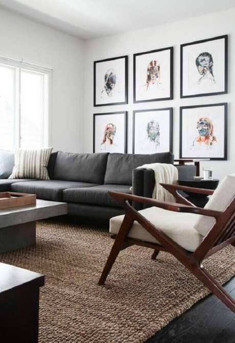 10. Decoração neutra para sala de estar com tapete sisal e poltrona de madeira – Foto: ArchZine