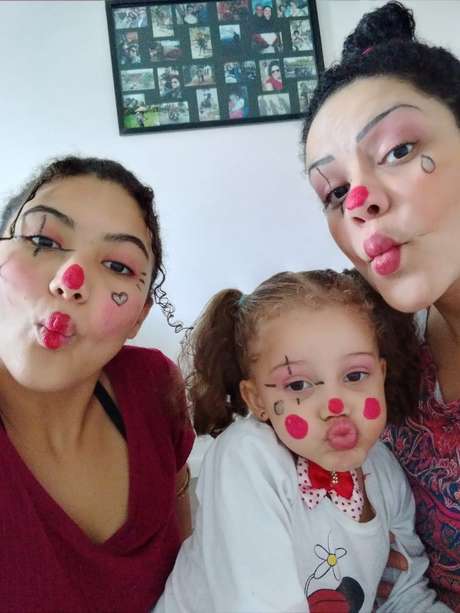 A técnica de enfermagem Daiane Lima Lemes posa com as filhas
