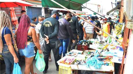 Fiscalização da Prefeitura found ruas e feiras cheias during the lockdown