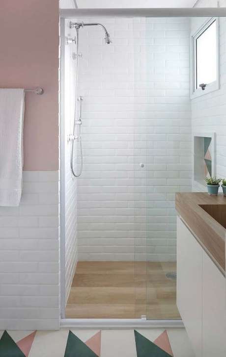 36. Banheiro com piso porcelanato de madeira e detalhes brancos – Via: Pinterest