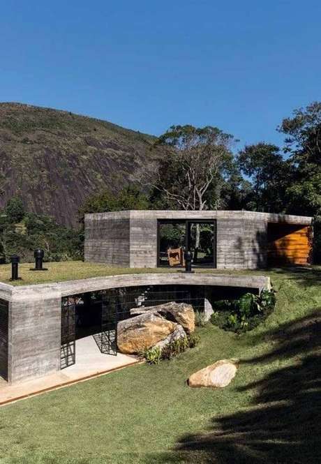 55. Casa com telhado verde para se camuflar em meio a paisagem. Fonte: Pinterest