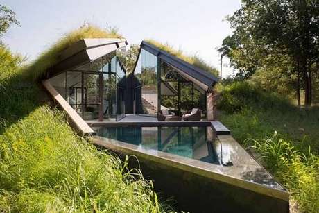 52. Casa de vidro com telhado verde. Fonte: Pinterest