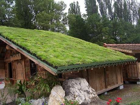 43. Chalé de madeira com telhado verde. Fonte: Pinterest