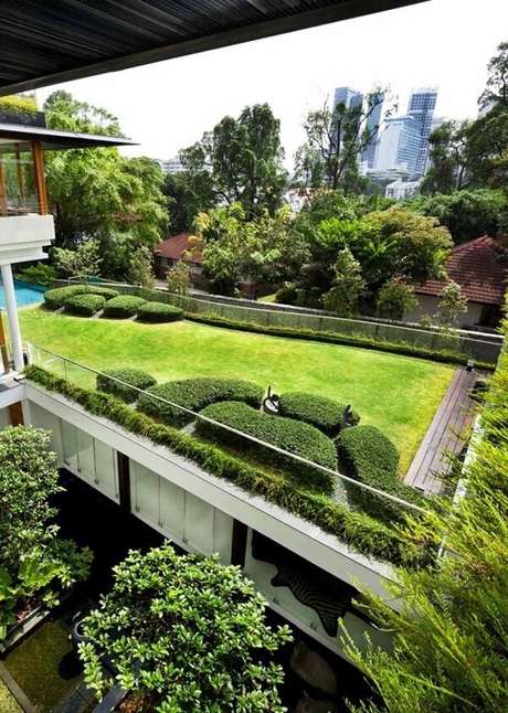 7. O deck de madeira trouxe um charme especial para o telhado verde. Fonte: Pinterest