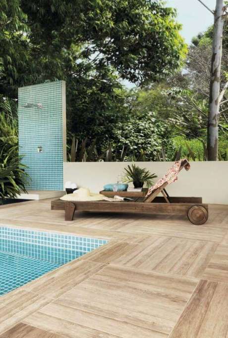 12. Área da piscina com porcelanato que imita madeira – Via: Pinterest