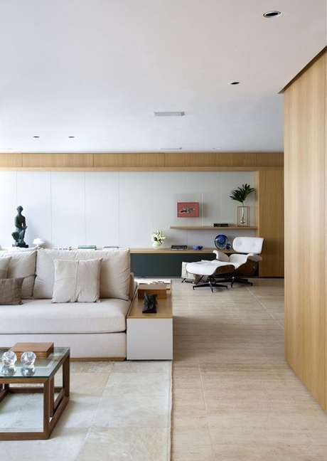 2. Sala de estar com porcelanato amadeirado claro – Via: Casa Vogue