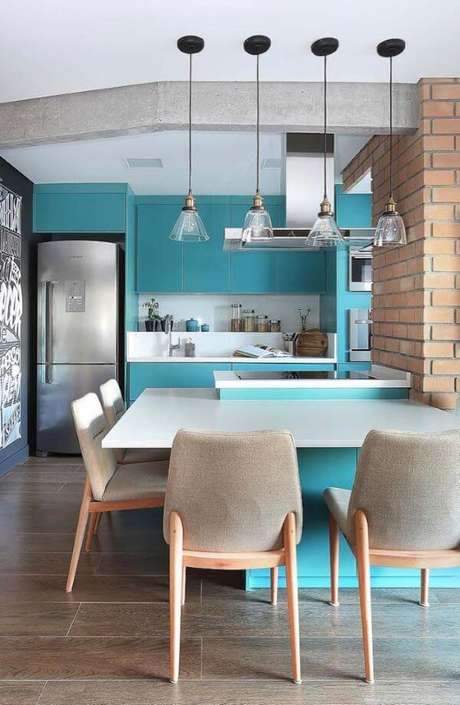 26. Casa colorida com porcelanato amadeirado – Via: Pinterest