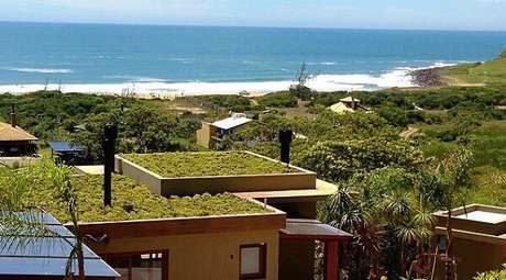 20. Que tal uma casa de praia com telhado verde? Fonte: Ecotelhado