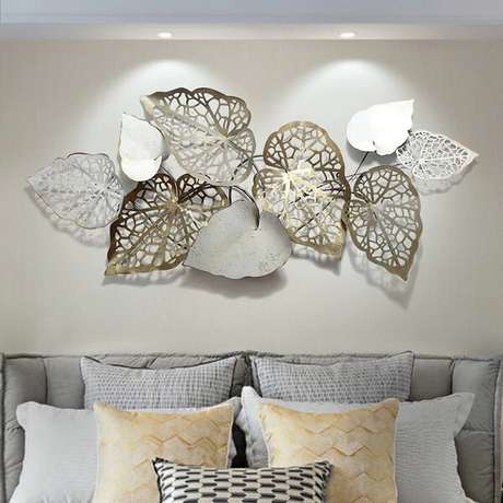 26. A escultura de parede metal decora a sala de estar. Fonte: Pinterest